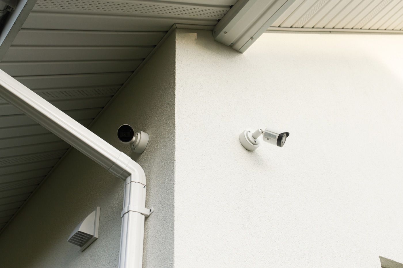 Zwei Überwachungskameras an der Außenwand eines Hauses